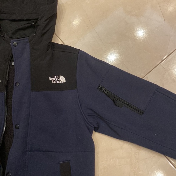 North Face jacket, size small. Navy blue with black. Excellent condition - Picture 3 of 7